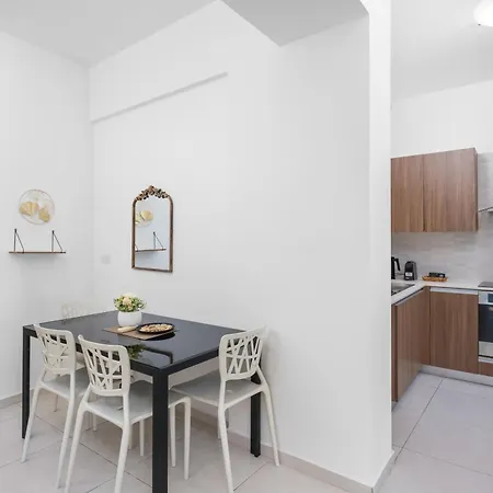 Downtown Urban 2 Bedroom 拉纳卡