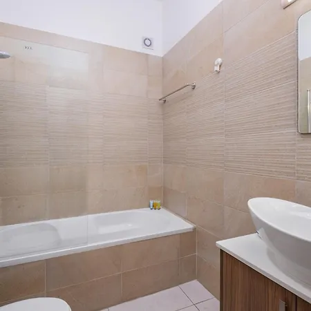 Downtown Urban 2 Bedroom 拉纳卡